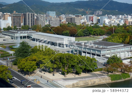 広島平和記念資料館本館と平和記念公園　広島県 58944372