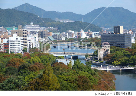 原爆ドームと元安川 平和記念公園 広島県 原爆ドームと元安川 平和記念公園 広島県 58944392