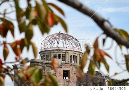 原爆ドームと紅葉　広島県 58944506