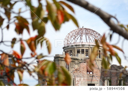 原爆ドームと紅葉　広島県 58944508