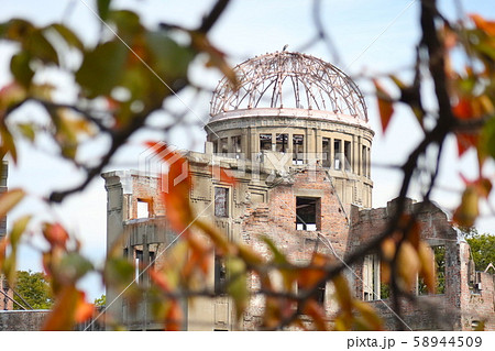 原爆ドームと紅葉　広島県 58944509