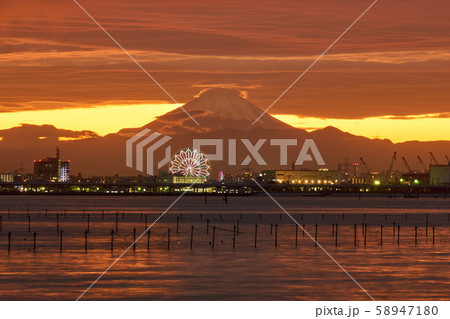 千葉県　富士山と夕焼けと笠雲　ふなばし三番瀬海浜公園 58947180