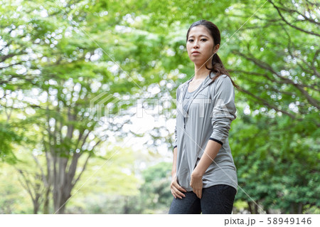 女性 公園 女性 公園 58949146