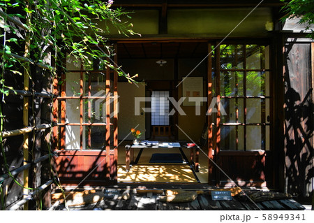 10月　台東74子規庵と座机(ｶﾞﾗｽ戸開) 58949341