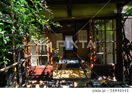 10月　台東73子規庵と座机(ｶﾞﾗｽ戸開) 58949343