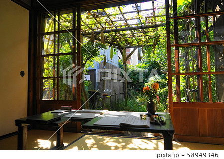 10月　台東69子規庵と座机(ｶﾞﾗｽ戸開)と小園 58949346