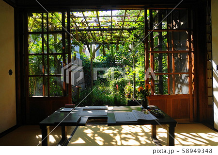 10月 台東67子規庵と座机(ガラス戸開)と小園 10月 台東67子規庵と座机(ガラス戸開)と小園 58949348
