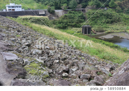 大倉川農地防災ダムの堤体と横越流式洪水吐 大倉川農地防災ダムの堤体と横越流式洪水吐 58950884
