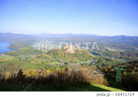 昭和新山（有珠山洞爺湖展望台からの眺め） 58951724