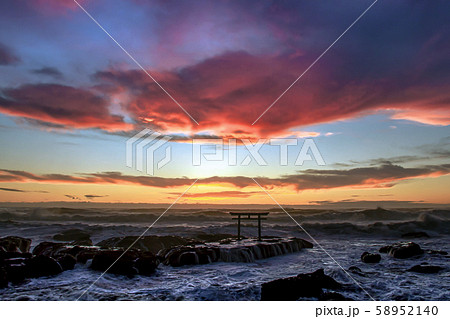 神磯の夜明け 58952140