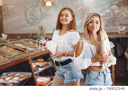 Beautiful girls buys buns at the bakery 58952346