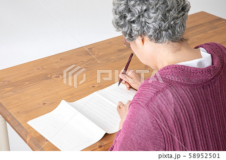 写経をする高齢者の女性 写経をする高齢者の女性 58952501
