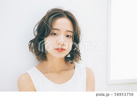 若い女性のヘアスタイルイメージ 58953756