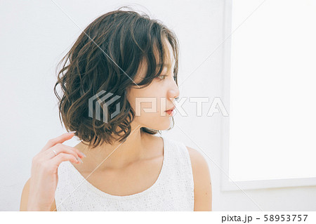 若い女性のヘアスタイルイメージ 若い女性のヘアスタイルイメージ 58953757
