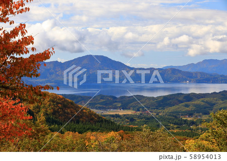 紅葉の田沢湖 58954013