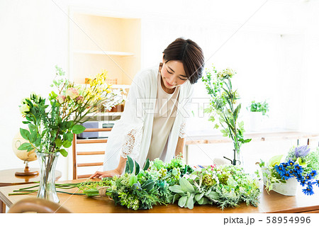 女性　フラワーアレンジメント　リビング　ライフスタイル 58954996