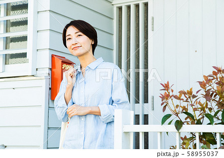 女性 買い物 玄関 ライフスタイル 女性 買い物 玄関 ライフスタイル 58955037