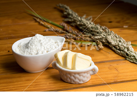 木材背景に小麦粉とバターお菓子、パン、材料butter　flour 58962215