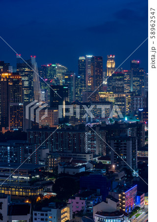 シンガポールの中心街 夜景 縦構図の写真素材