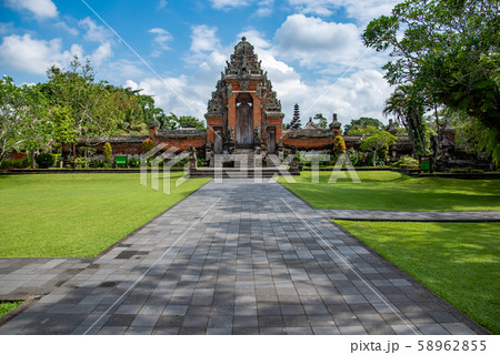 バリ島 世界遺産 タマンアユン寺院の門 中庭 バリ島 世界遺産 タマンアユン寺院の門 中庭 58962855