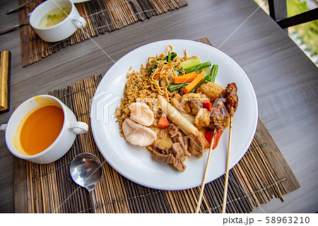 インドネシア バリ島の昼食 ワンプレート インドネシア バリ島の昼食 ワンプレート 58963210