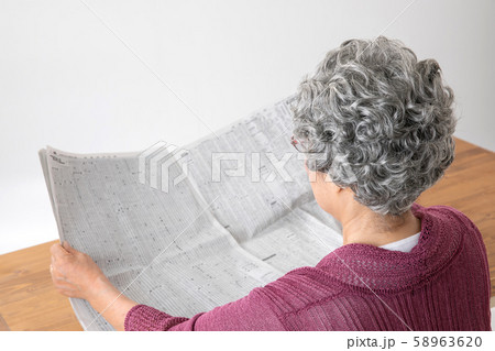 新聞を読む高齢者の女性 新聞を読む高齢者の女性 58963620