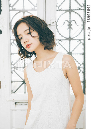 若い女性のヘアスタイルイメージの写真素材