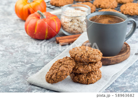 Spicy pumpkin and oatmeal cookies  58963682