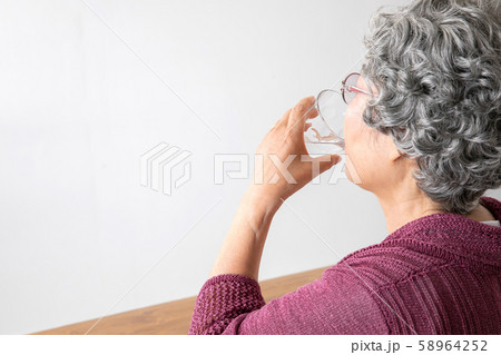 水を飲む高齢者の女性 58964252