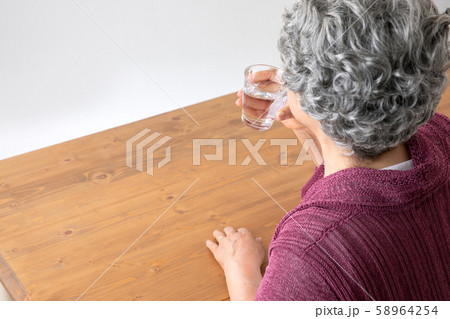 高齢者の女性 58964254