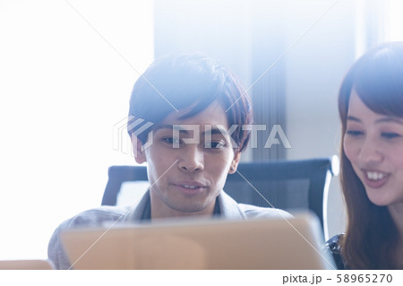 ビジネスシーン デスクワーク ビジネスシーン デスクワーク 58965270