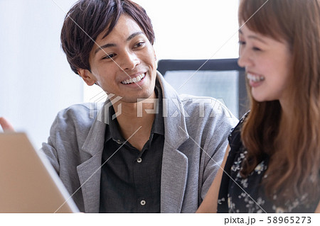 ビジネスシーン デスクワーク ビジネスシーン デスクワーク 58965273