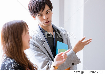 立ち話をする男女 58965285