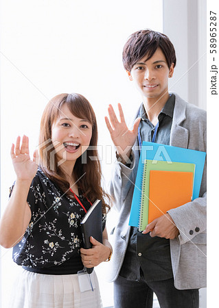 若い男女 手を振る 若い男女 手を振る 58965287