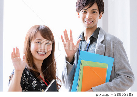 若い男女　手を振る 58965288