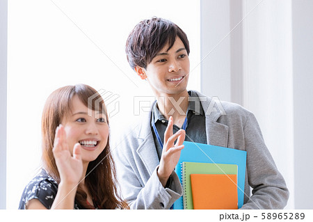 若い男女　手を振る 58965289
