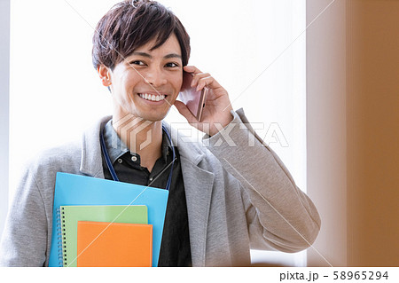 若い男性 スマホ 携帯電話 若い男性 スマホ 携帯電話 58965294