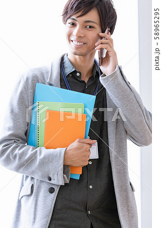 若い男性　スマホ　携帯電話 58965295
