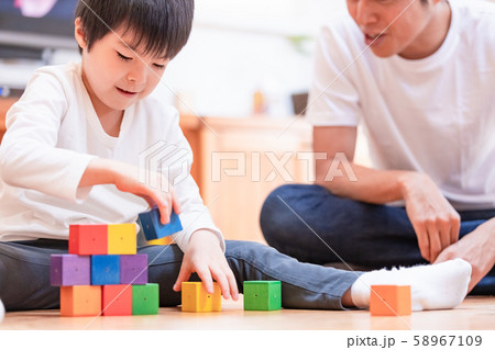 積み木遊び　子ども　男の子 58967109