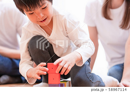積み木遊び　子ども　男の子 58967114