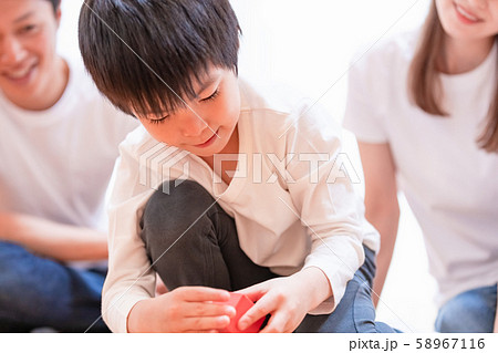 積み木遊び　子ども　男の子 58967116
