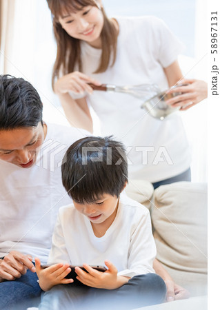 家族 ファミリー 親子 タブレットPC 家族 ファミリー 親子 タブレットPC 58967131