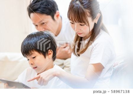 家族　ファミリー　親子　タブレットPC 58967138