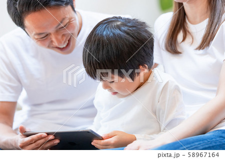 家族 ファミリー 親子 タブレットPC 家族 ファミリー 親子 タブレットPC 58967164