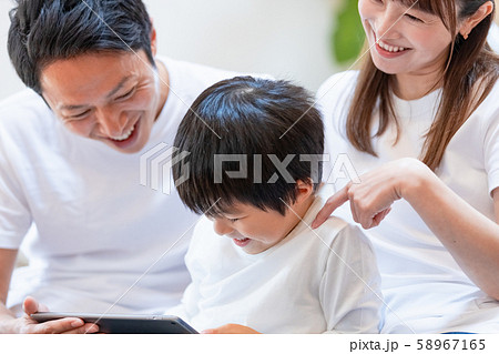 家族　ファミリー　親子　タブレットPC 58967165