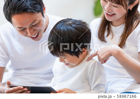 家族 ファミリー 親子 タブレットPC 家族 ファミリー 親子 タブレットPC 58967166