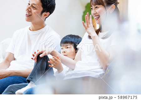 家族 ファミリー 団らん 視線の先 家族 ファミリー 団らん 視線の先 58967175