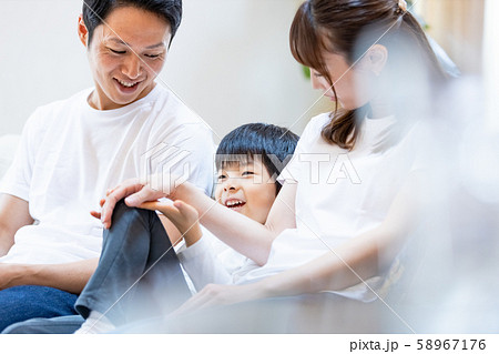 家族 ファミリー 団らん 視線の先 家族 ファミリー 団らん 視線の先 58967176