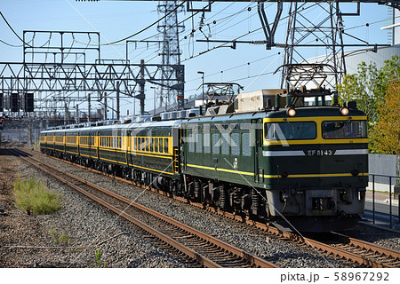 東海道線を走るEF8143サロンカーなにわ団臨 58967292