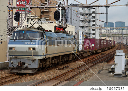 梅田貨物線を走るEF66133コンテナ貨物列車 梅田貨物線を走るEF66133コンテナ貨物列車 58967385